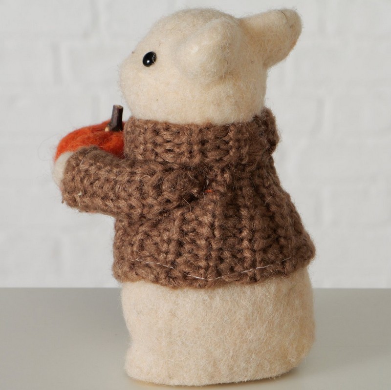Criceto fatto a mano in lana cotta con maglione marrone e zucca, ideale come decoro autunnale
